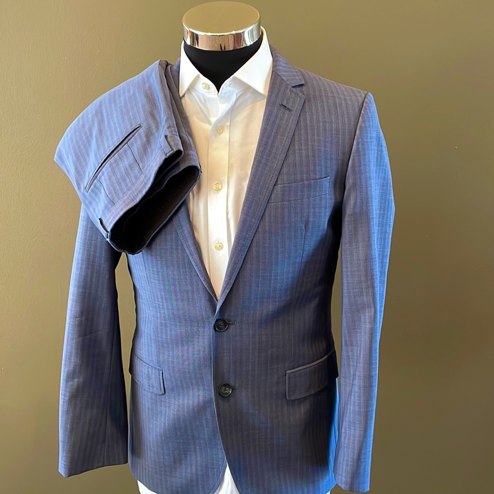 Hugo Boss mens 38R blue checkered pattern 2-button 100% wool suit w/trousers